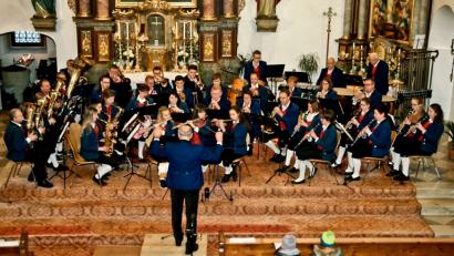 Bild: sgr
Imposantes Bild, imposanter Klang: Das Orchester des Musikvereins Freudenberg unter der Leitung von Josef Zweck.