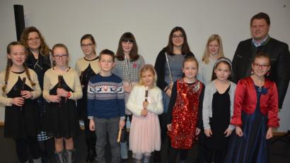 Bild: jr
Mit ihrem Konzert im Museumscafé stimmen die Kinder der Musikklasse von Brigitte Kreuzer (Zweite von links) auf das Weihnachtsfest ein. Im Namen der Stadt bedankt sich 2. Bürgermeister Stefan Grillmeier (rechts) für den Auftritt.