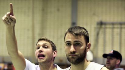 Bild: Büttner, Gerhard
Trainer Stefan Merkl (links) gibt Anweisungen, während Captain Tobias Merkl auf seine Einwechslung wartet. Die Neustädter Basketballer müssen am Wochenende vor Weihnachten gleich zwei Pflichtspiele absolvieren.