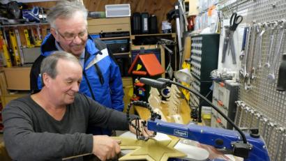 Bild: le
Handwerkliches Geschick zeigt der Flosser Peter Späth (vorne) beim Aufbau der Volkskrippe. Er fertigt die Kulissen für die drei neuen Darstellungen an und bereichert damit das kleine Kunstwerk. Helmut Weig (stehend) dankt Späth für seine künstlerische Arbeit als Spende