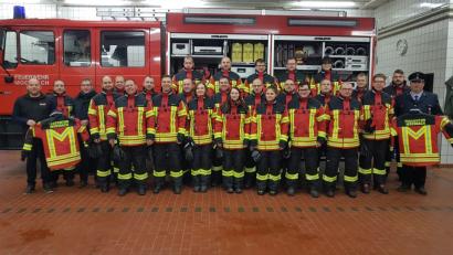 Bild: gi
Die Feuerwehrleute zeigen sich mit ihren neuen Schutzanzügen. Bürgermeister Hermann Ach (Dritter von links) sowie Johannes Dachs freuen sich mit ihnen.