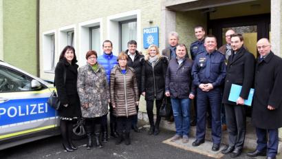 Bild: exb
Als Zeichen der Wertschätzung sieht CSU-Kreistagsfraktionschef Stephan Oetzinger (Zweiter von rechts) den jährlichen Besuch bei der Neustädter Polizeiinspektion. Dienststellenleiter Hermann Weiß (vorne, Dritter von rechts) lobt die gute Unterstützung durch die Politik.