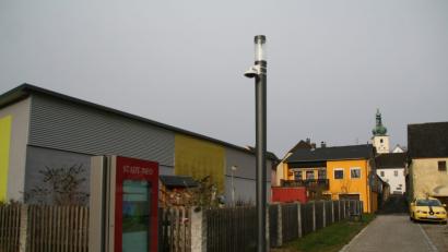 Bild: fpoz
Zumindest bis zum Ende der Erprobungsphase im August 2019 bleibt die Überwachungskamera (samt markanter Säule) im Waldershofer Stadtpark stehen.