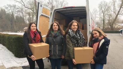 Bild: exb
Die SMV packt für die Aktion der Johanniter-Weihnachtstrucker fleißig mit an: Im Bild die Schülersprecherinnen und Verbindungslehrerin Astrid Krauß.