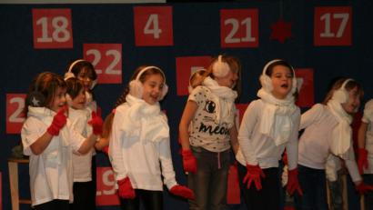 Bild: fpoz
Mit Handschuhen und Ohrenwärmern gibt es von der Arbeitsgemeinschaft Tanz die Darbietung „Hei, hei, hei so eine Schneeballschlacht.“