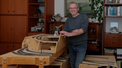 Bild: tr
Christoph Eckert mit seiner Raumwunder-Modellbahn. Die drei Teile lassen sich übereinander stapeln, sodass die Anlage wenig Platz beansprucht.