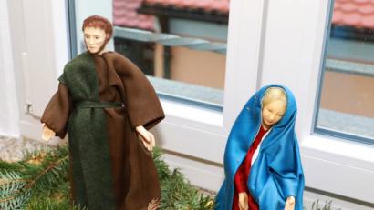 Bild: njn
Auf Fensterbänken, in Nischen und Tischen haben die Museumsmitarbeiter liebevoll die Krippen trapiert. Wie auf dem Bild ein Arrangement aus Maria, Josef und Jesukind, gefertigt aus Wachs und Stoff.