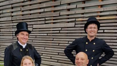 Bild: ads
Die beiden Schornsteinfeger und Georg Dietrich vom Inklusionsbündnis Amberg-Sulzbach wünschen ihr Glück: Svenja Mayer aus Amberg sorgt im August als Profisportlerin bei der Rollstuhlbasketball-WM für Furore.