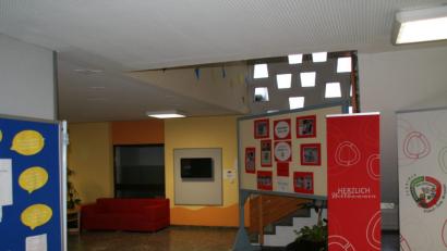 Bild: fpoz
Im Brandfall können Aula und Eingangsbereich der Jobst-vom-Brandt-Schule rasch verraucht sein. Eine Feuerbeschau soll unter anderem klären, ob ausreichend Fluchtwege vorhanden sind.