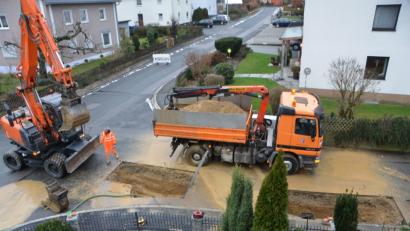 Bild: dob
Ausgerechnet ein großer Wasserrohrbruch beschäftigt die Bauhofmitarbeiter am ersten freien Tag vor dem Weihnachtsfest. Eine schöne Bescherung. Die Anwohner am Finkenweg waren einen Vormittag lang ohne Wasserversorgung.