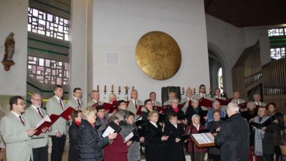 Bild: ads
Der Männrgesang Gebenbach und der Landfrauen-Singkreis sind nicht nur als Gastgeber des Adventskonzert harmonisch vereint, sondern auch im Gesang.
