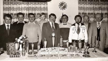 Bild: hai
Die „Grenzlandflieger" stehen seit fünf Jahrzehnten für gediegene Zucht und ausgezeichnete Wettflugleistungen. Das Bild zeigt die Sieger der Vereinsmeisterschaft 1975: Reinhard Schmidt, Heinz Kunnert, Erwin Scherm, Ernst Barth, Franz Steiner, Gerhard Busch, Hubert Fick, Anton Barth und Otto Fischer (von links).s).