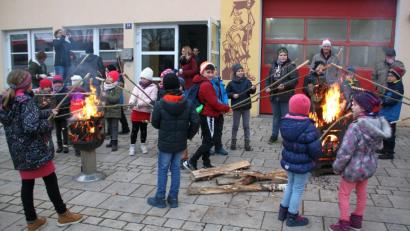 Bild: wro
Ein Höhepunkt nach der Nikolausfeier war das Stockbrotebacken am offenen Feuer