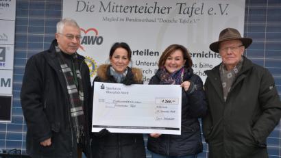 Bild: jr
1300 Euro überreichte jetzt Doris Schneider (2. von links) an die Mitterteicher Tafel und damit den Erlös der Benefizaktion ihrer Fußmassage. Den Dank der Mitterteicher Tafel überbrachten Nicole Fürst, Karl Haberkorn (links) und Gerhardt Höhn.
