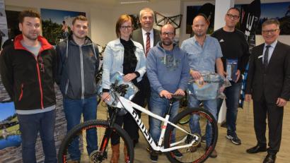 Bild: jr
Vier Hauptpreise wurden jetzt in der „Bike-Station“ für die Gewinner der AOK-Aktion „Mit dem Rad zur Arbeit“ verliehen. Unser Bild zeigt (von links) Stefan und Christian Maurer (beide Bike-Station), Belinda Hoyer, Peter Hofmann, Hauptgewinner Winfried Volkmann, Michel Wirth, Matthias Pöllmann und AOK-Chef Klaus Lill.