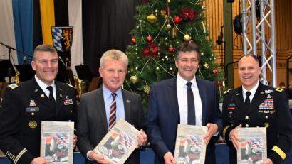Bild: rgr
Autor Gerald Morgenstern (Zweiter von links) übergibt die überarbeitete Ausgabe des Buches zum Grafenwöhrer Truppenübungsplatz an (von rechts) Brigadegeneral Christopher LaNeve Bürgermeister Edgar Knobloch und Oberst Adam Boyd.
