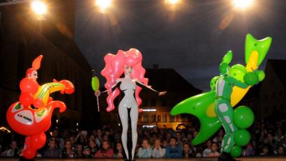 Bild: Stephan Huber
Tausende Besucher strömen bei der fünften Luftnacht durch die Altstadt - und sehen eine schrill bunte Show auf der Bühne.