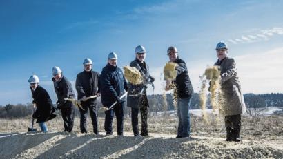 Bild: Grammer
Meilenstein für Ursensollen: Anfang März absolviert die Spitze der Grammer AG zusammen mit Ursensollens Bürgermeister Franz Mädler den ersten Spatenstich für die neue Firmenzentrale in der Gemeinde.