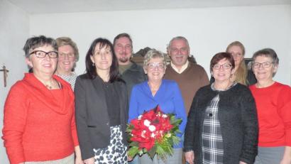 Bild: sl
Das Geburtstagskind Roswitha Hirmer mit Blumen im Beisein ihres Sohnes Florian (links von ihr) und den politischen Gratulanten von CSU- FU und KAB