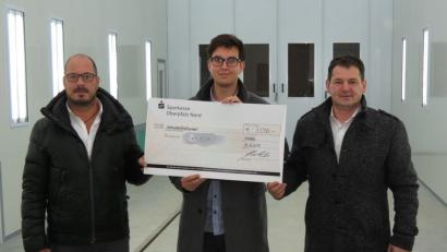 Bild: Dobmeier
Die Geschäftsführer der Hermann Maschinenbau GmbH Johann Hermann (rechts) und Günther Hastaedt (links) übergaben an Dennis Peschel von „Karolina e. V.“ 3500 Euro. Bild: Dobmeier