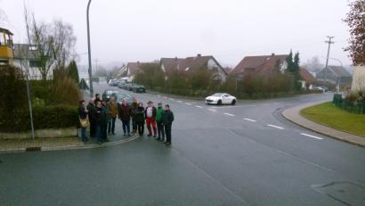 Bild: rn
Mit der elf Meter breiten Industriestraße wurde Ende der 1970er Jahre eine Zufahrt zum neuen Gewerbegebiet geschaffen. Wegen der Verkehrsbelastung wünschen sich die Anlieger nun eine Sperrung der Straße für den Schwerlastverkehr.