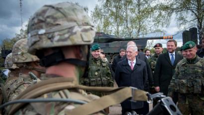 Bild: DOD-Photo by U.S. Air Force Staff Sgt. Jette Carr
Im Mai 2017 besuchte US-Verteidigungsminister Jim Mattis (Mitte) das deutsche Nato-Bataillon in Litauen. Rechts der Kommandeur des Panzergrenadierbataillons 122 aus Oberviechtach (Kreis Schwandorf), Oberstleutnant Christoph Huber.