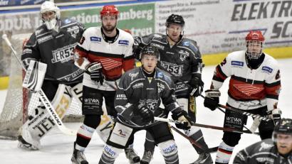 Bild: Hubert Ziegler
ERSC-Torhüter Oliver Engmann (links hinten) und seine Vorderleute warten auf die Bären.