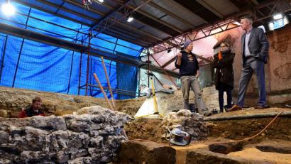 Bild: Petra Hartl
Die Ausgrabungen auf dem Bürgerspital-Areal faszinieren die Amberger weiter. Archäologe Mathias Hensch (hier links im Bild mit Stadtplanerin Elisa Puchner und Baureferent Markus Kühne) gräbt sich durch die Stadtgeschichte und präsentiert seine Funde: Gräber, eine alte Straße und jede Menge Scherben.