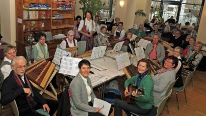 Bild: Dobmeier
Viele Musiker und Sänger stimmen im „Café Zeitgeist“ mit adventlichen Liedern und Texten auf Weihnachten ein. Das Konzert steht unter der Leitung von Cornelia Gurdan (stehend).