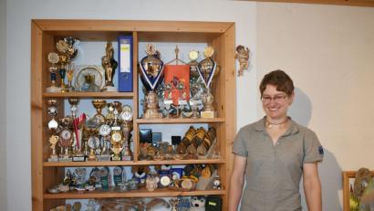Bild: lue
Das Regal im Zimmer von Sommerbiathletin Kerstin Schmidt ist voll mit Medaillen und Pokalen. Seit 15 Jahren betreibt sie diesen Sport und bringt sich das meiste selber bei.