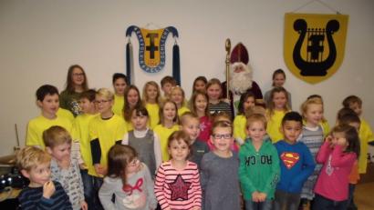 Bild: sak
Die Musik-Schüler der Werkvolkkapelle Schlicht, von der Früherziehung über die Blockflöten- und die Instrumental-Schüler, gaben im Beisein vom Nikolaus ein Weihnachtskonzert.