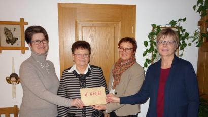 Bild: lnz
Insgesamt 681,80 Euro überreichen Konzert-Organisatorin Gabi Werner (rechts), Seelsorgerat-Sprecherin Rosemarie Ernst und Helga Haberkorn von der KAB an "Lichtblicke"-Schirmherrin Edith Lippert (von links).