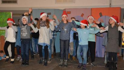 Bild: jr
Zum Programm der Weihnachtsfeier gehört auch ein fetziger Nikolaustanz.