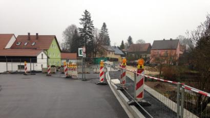 Bild: exb
Der Bau ist gut vorangekommen – doch die Brücke in Gärmersdorf bleibt trotzdem den Winter über gesperrt. Hier fehlen noch die letzten Beläge und auch eine Absturzsicherung.