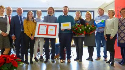 Bild: fsb
Verleihung der Urkunden (von links): Konrektorin Martina Fels, Fördervereinsvorsitzender Udo Kasseckert, stv. Landrat Albert Nickl, Schülersprecher Tabea Meiler und Julia Sennert, Konrektor Ramon Gomez-Islinger, Studienrat Alexander Frey, Studienrätin Theresa Büllesfeld, Beratungsrektorin Irmgard Schwartz, Beratungsrektor Johannes Paetzold, Ministerialbeauftragte Maria Kinzinger, Rektorin Irene Sebald.