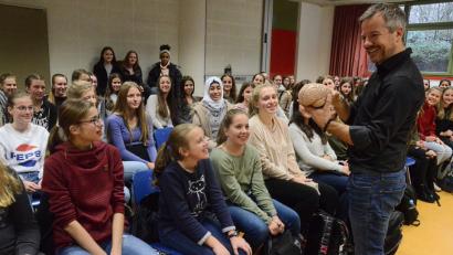 Bild: Kunz
Markus Hofmann erklärt den Achtklässlerinnen des Elly-Heuss-Gymnasiums die Funktionsweise des Gedächtnisses.