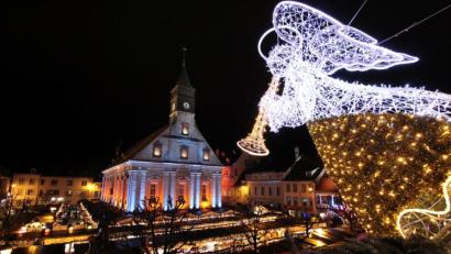 Bild: PR Burgund-Franche-Comté
Auf der altehrwürdigen Place St. Martin in Montbéliard lockt ein Weihnachtsmarkt deutschen Ursprungs, der Franzosen und Deutsche über die nahe Ländergrenze hinweg vereint.