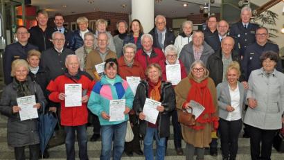 Bild: Dobmeier
Urkunden und Sachpreise sind die Belohnung für die Belegung aller Seminare für die Senioren, die sich an senSiwen rege beteiligen.