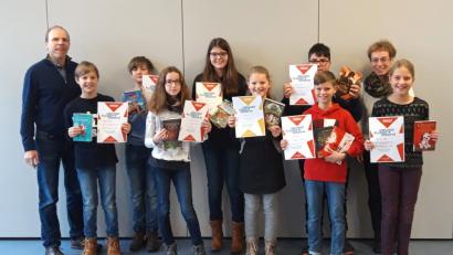 Bild: lg
Mit Urkunden und Buchpreisen belohnten Oberstudiendirektor Ludwig Pfeiffer (links) und die Fachbetreuerin für Deutsch, Gisela Bader (rechts), die besten Vorleser.