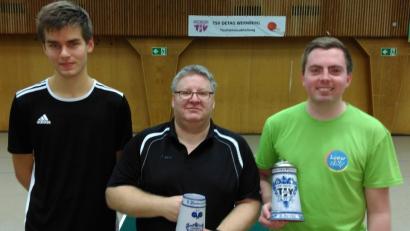 Bild: wdb
Markus Wild (Mitte) gewann den Pokal vor Thomas Ram (rechts) und Andreas Bauer.