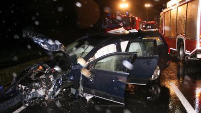 Bild: wro
In der Nähe des Kreisverkehrs bei der Autobahn bei Mitterteich prallten zwei Autos frontal zusammen.