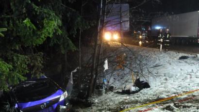 Bild: Portner
Der Wagen des Unfallverursachers blieb in der Böschung der Teunzer Kreuzung hängen. Die zwei Insassen wurden mittelschwer verletzt.