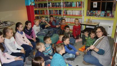 Bild: frd
Auf „Augenhöhe“ mit den Kindern trug Bianca Reil in lebendiger Form die Geschichten von der Wichtelweinacht im Winterwald vor.