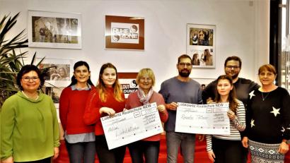 Bild: arw
Über die jeweils 500 Euro freuten sich Ronny Tölzer für seine schwer erkrankte Frau (vierter von rechts), sowie Elisabeth Wittmann (vierte von links) für die Lichtblicke. Mit im Bild Schuldirektorin Irene Sebald, Christine Palmer, Tabea Meiler, Julia Sennert Alexander Frey und Konrektorin Martina Fels (von links).