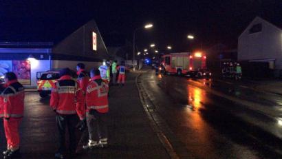 Bild: za
Einsatzkräfte sperren die Parksteiner Straße.