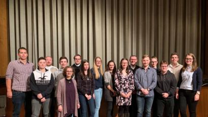 Bild: exb
Bild von links nach rechts: Florian Ernstberger, Philipp Spuhler, Pfarrvikar Markus Hochheimer, Benedikt Stark, Gemeindereferentin Gertrud Hankl, Pastoralpraktikant Frater Gregor Schuller, Leonie Lang, Caroline Gerl, Veronika Reith, Johanna Urbanek, Stadtpfarrer Thomas Vogl, Frederick Slany, Oberministrant Nico Sommerer, Kevin Blay, Oberministrant Maximilian Ernstberger, Stefanie Ernstberger