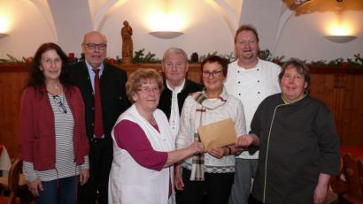 Bild: kgg
Übergabe der Spende an „Lichtblicke“-Schirmherrin Edith Lippert: Im Bild von links Monika Kunz, Albert Köstler, Maria Bruischütz und Franz Danhauser, Edith Lippert, Thomas und Eva Maria Urbanek.