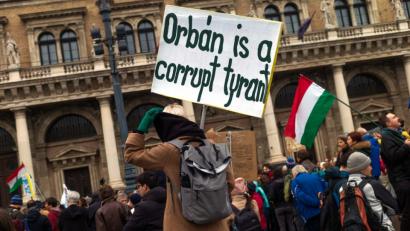 Bild: Ladislav Vallach/TASR/dpa
Hunderte Jugendliche demonstrieren Ende November auf dem Budapester Fõvám tér-Platz gegen die Behinderung der Central European University (CEU) und gegen die Bemühungen der Regierung, die Freiheit von Wissenschaft und Bildung einzuschränken.