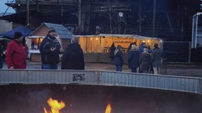 Bild: ge
Die Feuerschale vor der Hochofenkulisse ist zum Wahrzeichen des Marktes geworden.