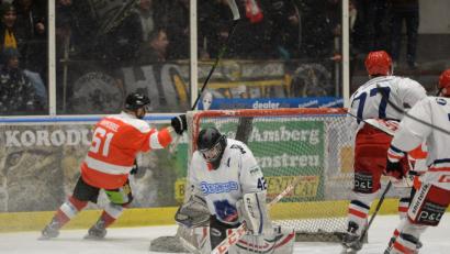 Bild: brü
Der ERSC Amberg gewinnt gegen den VER Selb mit 15:0. Und das in Rot-Weißen Trikots, die nach zwei Spielen zur Versteigerung kommen. Einmal durch die Beine von VER Keeper Pascal Benesch. Florian Wrobel jubelt im Hintergrund.